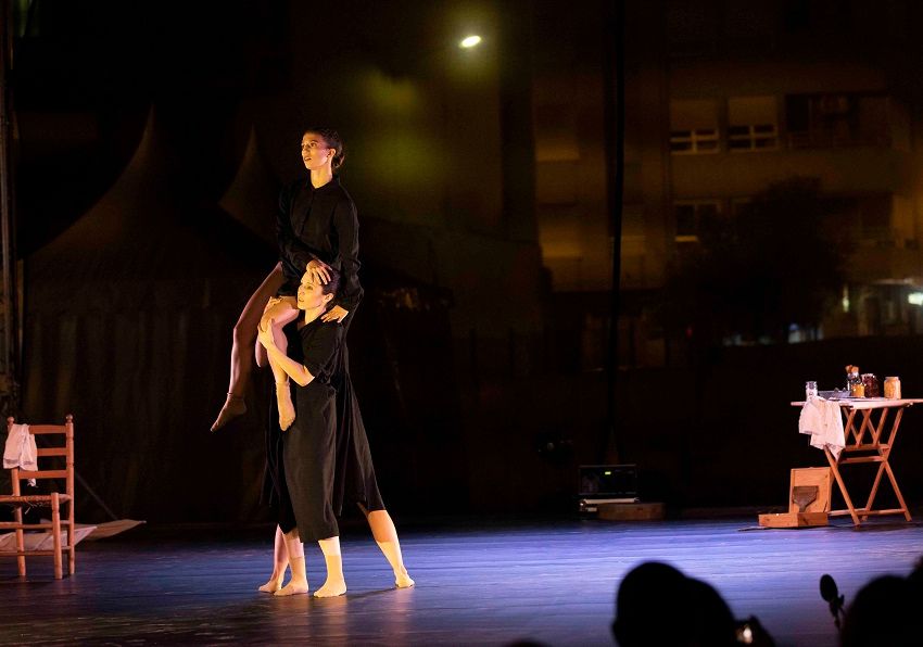 event image:Imagen de un fausto con gafas en verde y rosa